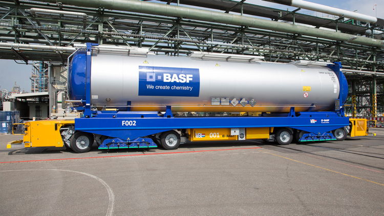 AGV mit Tankcontainer (Bild: BASF)