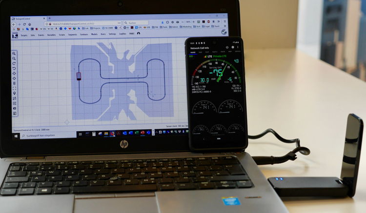Foto einer Messeapplikation mit Laptop mit Leitsteuerung und LTE Netzwerk zur Echtzeit-Übertragung
