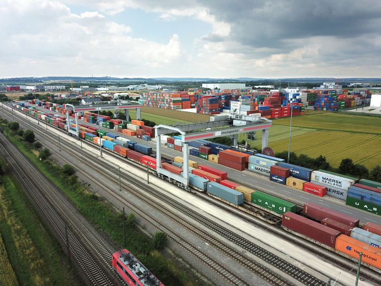 Foto des Umschlagstandorts Ulm Dornstadt der Deutschen Bahn mit Containerumschlag und Bahn