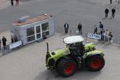 Automatischer Konvoi aus Gabelstapler, Elektroschlepper und Traktor